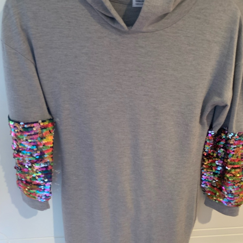 Hooded dress w/ sequins